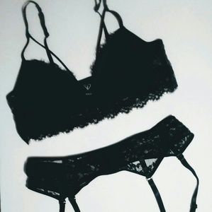 NWOT 2 piece lace black lingerie set size L